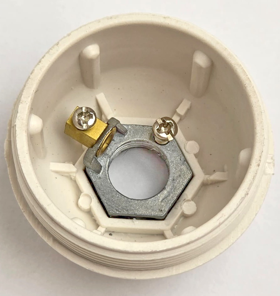 10MM METAL ENTRY EARTHED DOME WHITE THERMOPLASTIC 
APPROVAL ENEC05 TO BS EN 60238:2018:2004